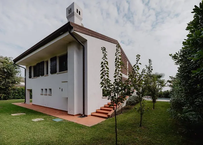 Isabella Willa Albarella Island